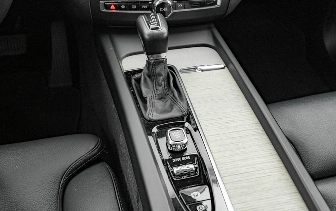 Volvo XC 60 cena 119850 przebieg: 210829, rok produkcji 2018 z Brzesko małe 742
